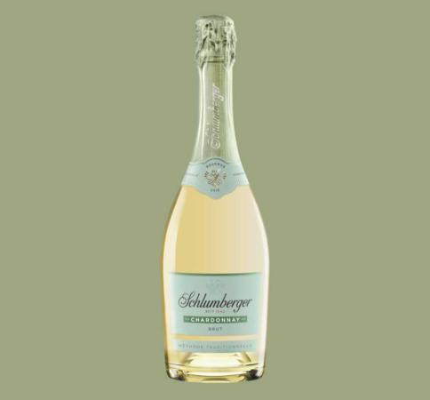 Schlumberger Chardonnay Reserve vor grünem Hintergrund