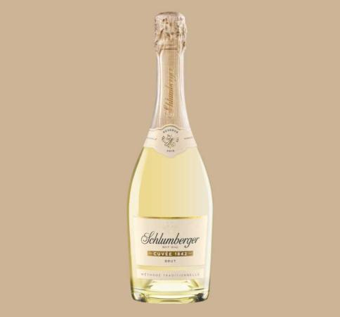 Schlumberger Cuvee 1842 Reserve vor sandfarbenem Hintergrund